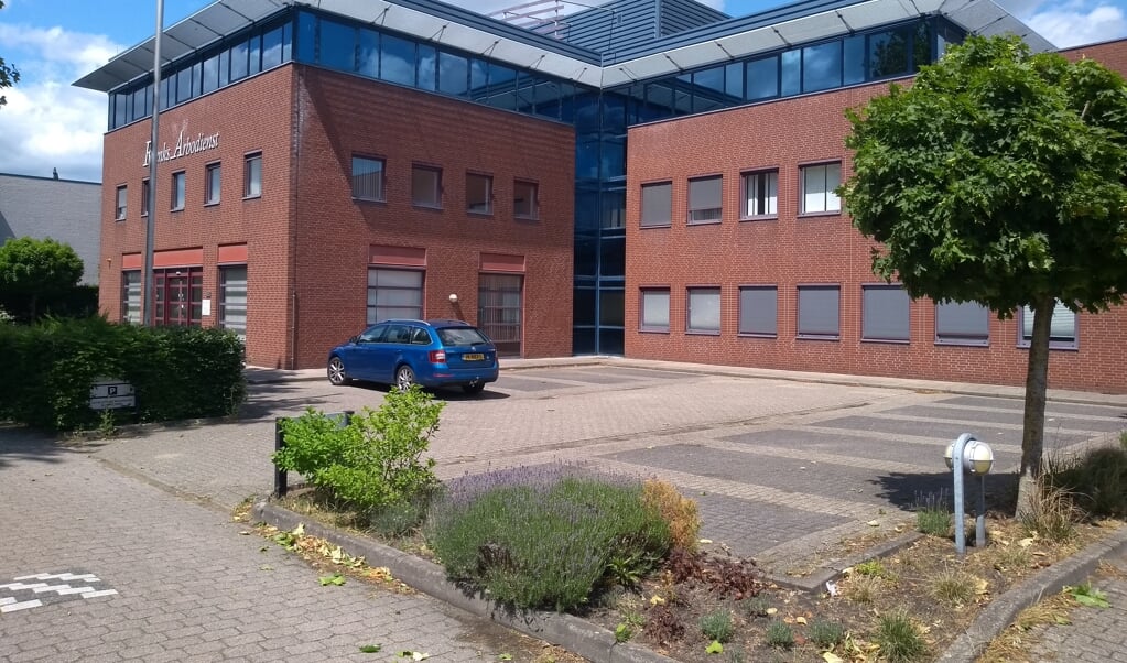 Dit kantoorgebouw aan De Speelkamp in 't Ruige Veld moet worden omgevormd tot appartementencomplex.