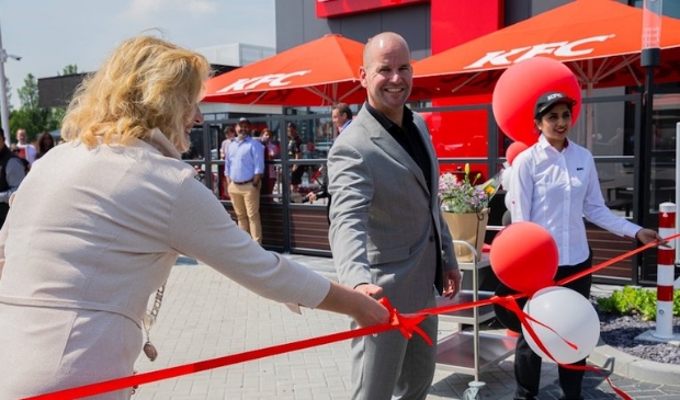 Vlnr Burgemeester Reinie Melissant-Briene, Mark van 't Loo (directeur Collins Foods) en Parminder Mahil (Restaurant General Manager).