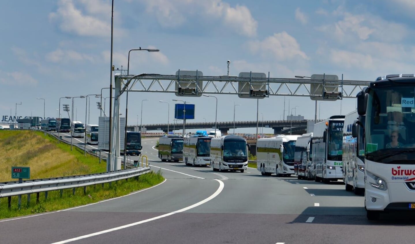 De lange colonne touringcars op weg naar Den Haag.