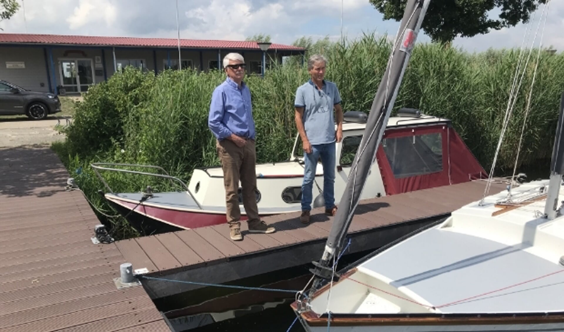 Voorzitter Wiert Omta (links) en secretaris Martin van Leussen vrezen voor de toekomst van Watersportvereniging Ermelo als de ambitieuze plannen voor Strand Horst worden doorgezet. (foto: Marco Jansen)
