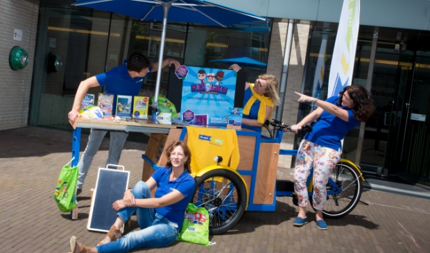 Nicole is trots op de campagnebakfiets en team Houten Veilig. V.l.n.r Gerald van der Linden, Nicole van Berkel, Monique ten Dam en
Sietske Werensteijn.