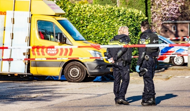 Politie bij de werkbus van Mike Goedhart, 26 maart.