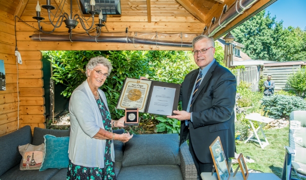 Corrie Verhoef-de Bond ontvangt namens haar overleden ouders de Yad Vashem-medaille en oorkonde uit handen van de Israëlische ambassadeur Naor Gilon.