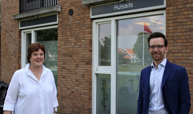De gaande vrouw en de komende man bij de praktijk aan Liniewal.