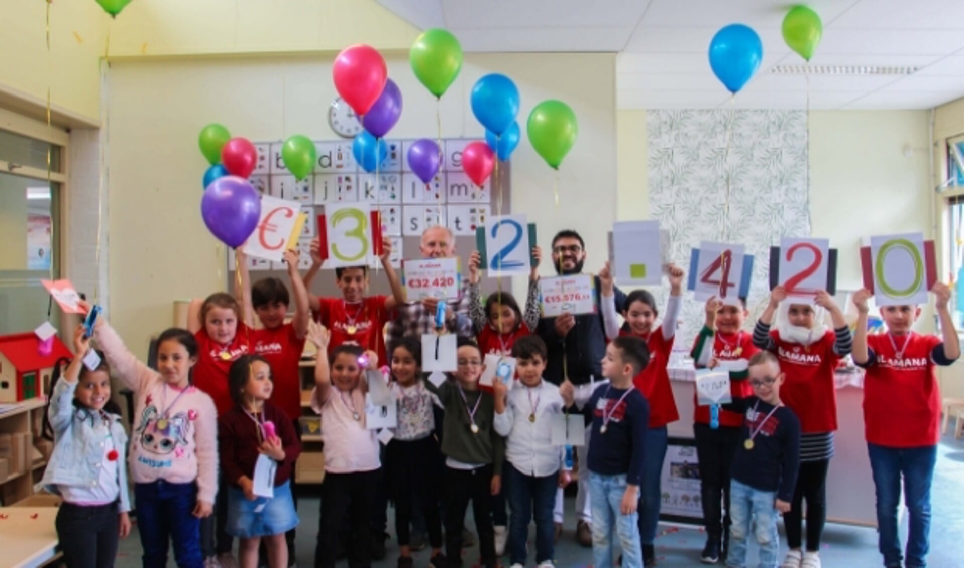 De kinderen van Al Amana vieren het succes van hun prachtige actie. (Foto Ilhame Arab)