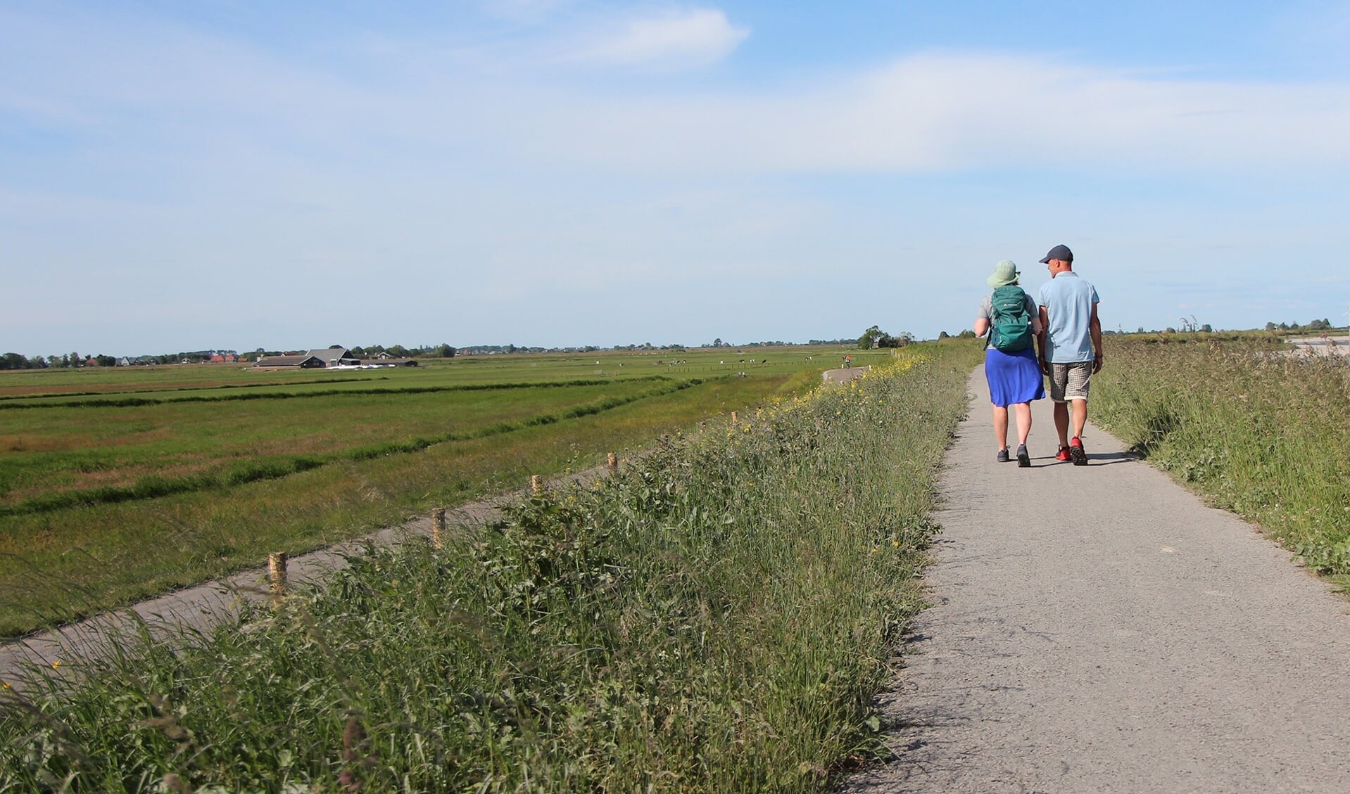 Wandelaars op de Uitdammerdijk bij Durgerdam