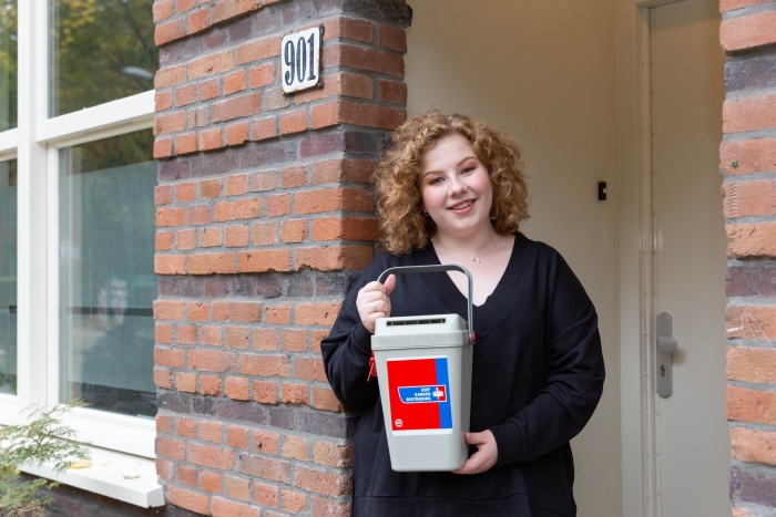 vrouw met collectebus