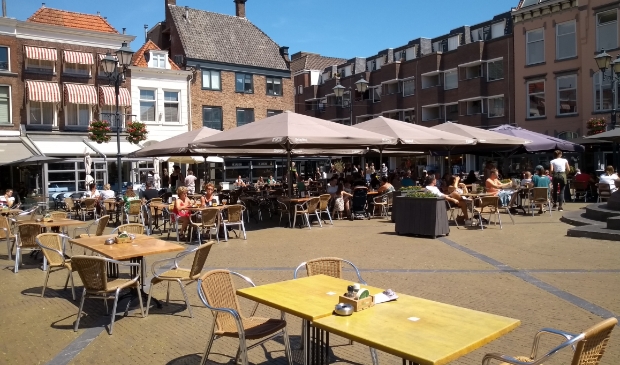 <p>Net als vorige zomer is er meer ruimte voor de terrassen in de binnenstad</p>