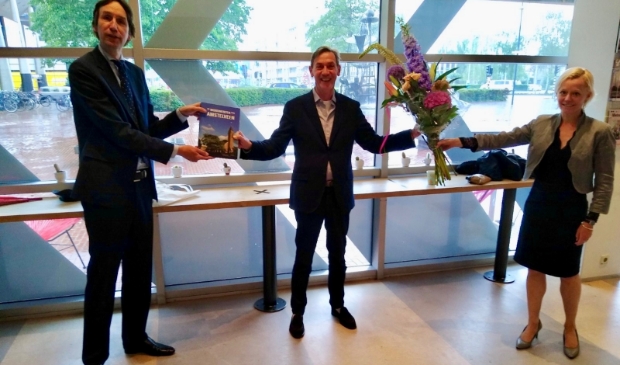Stefan van Raay is aangenaam verrast door het bezoek van wethouders Herbert Raat en Floor Gordon.