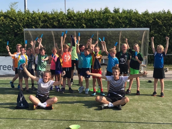 Internationals Eline en Matthias met de jeugd van Reehorst