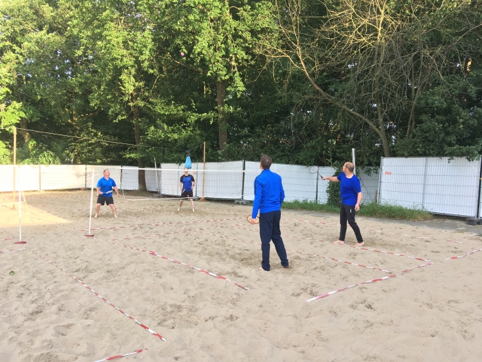 Air-badmintonnen op het zand
