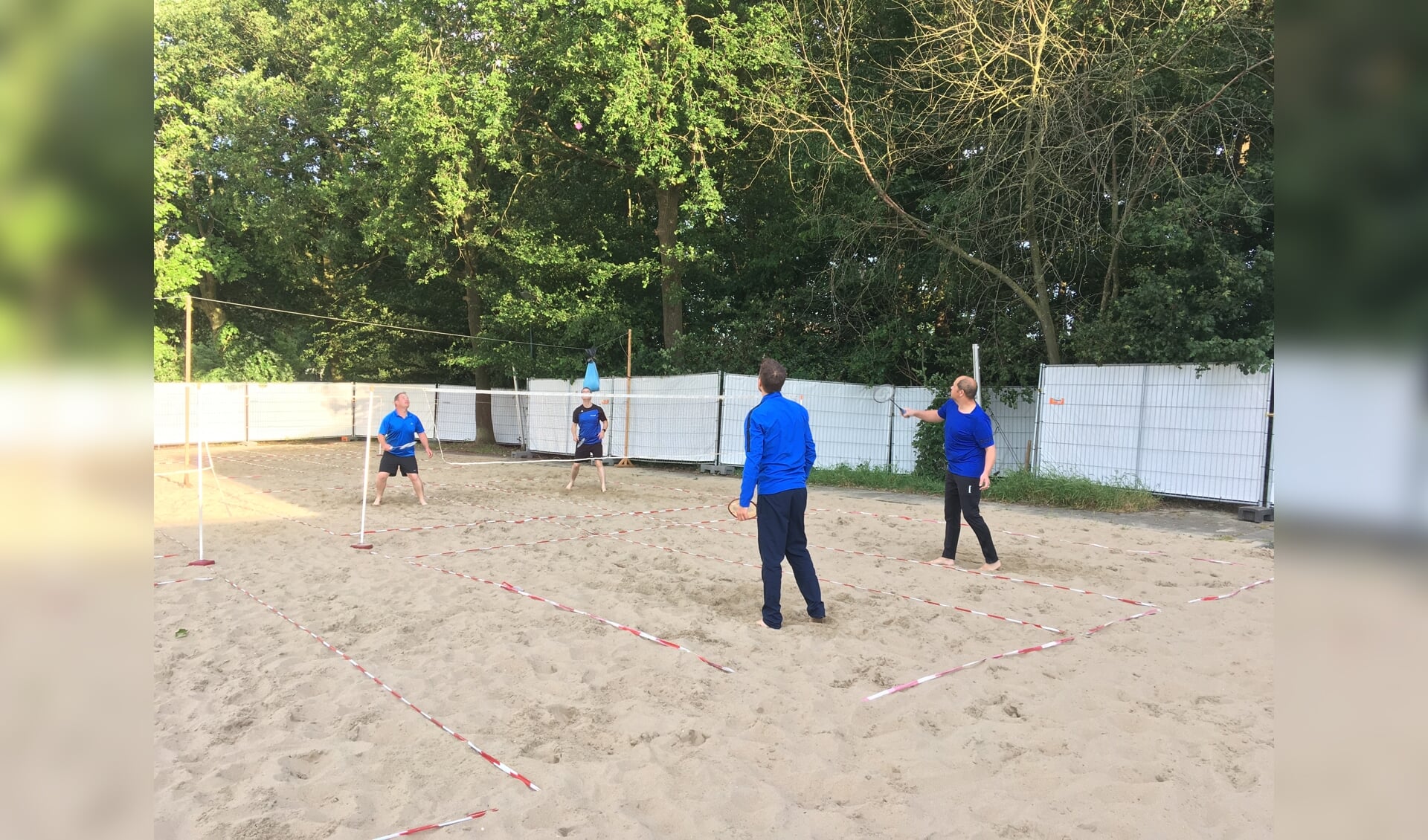 Air-badmintonnen op het zand