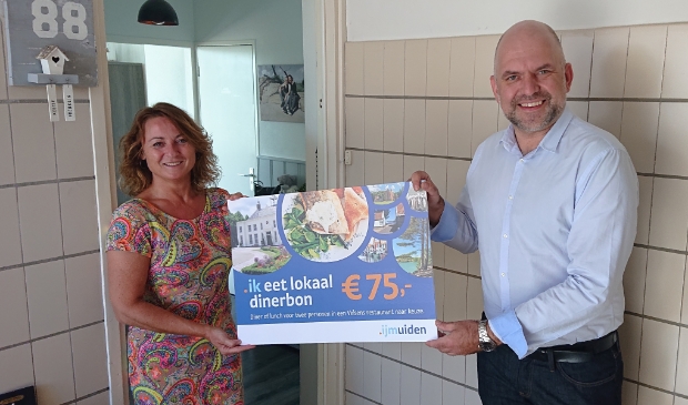 Wethouder Jeroen Verwoort overhandigd de cheque aan Keetie Halfweeg uit IJmuiden
