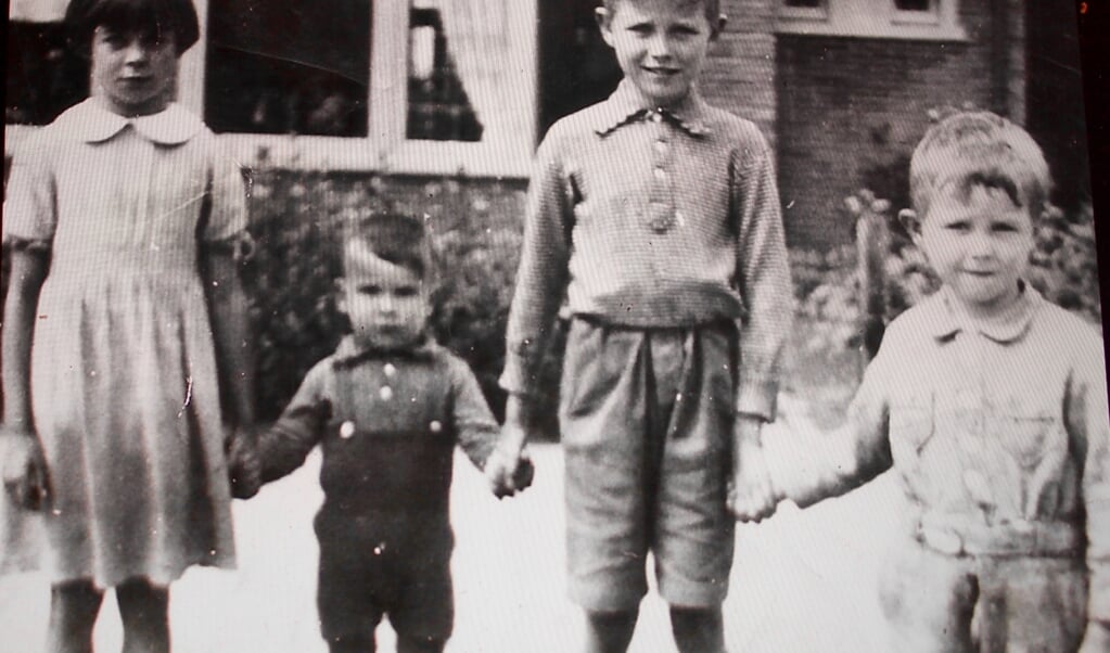 Cathelijntje, Gerard, Jan en Jacobus Beeke voor het huis in de Trompstraat. Gerard overleefde als enige van de vier de granaatinslag op hun woning eind april 1945. De foto is gemaakt in 1939.