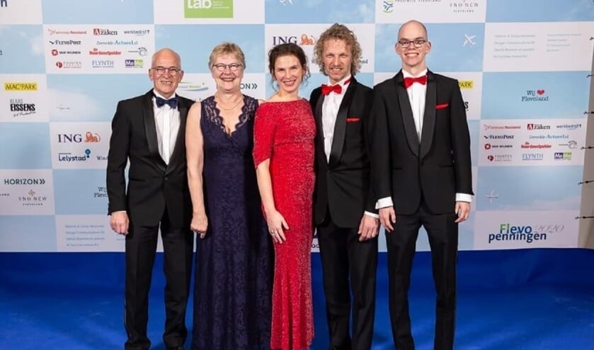 Van links naar rechts op het Flevo penningen gala van 2020: Piet en José (de grondleggers van het bedrijf), Martine, Arjen en Bern