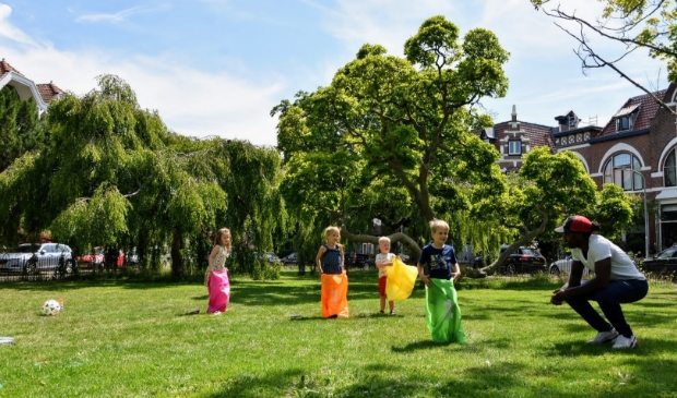 Cletis Martina aan het sporten met kinderen in Wilhelminapark.