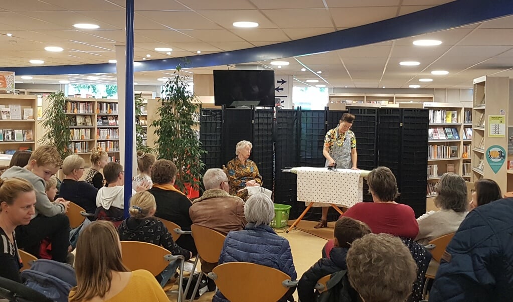 Optreden van Het Gebeuren in de bibliotheek in Hoevelaken.