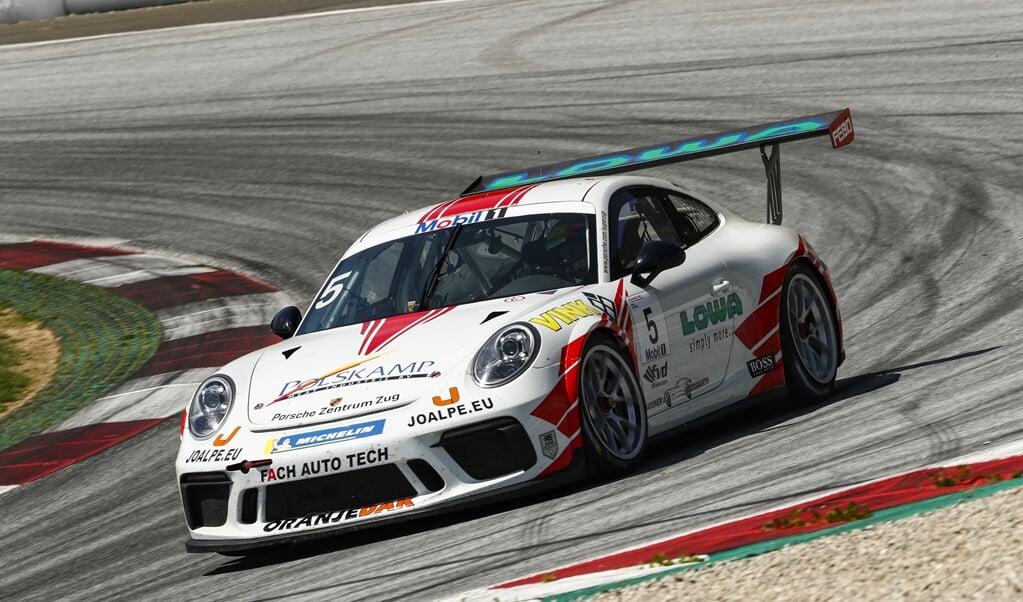 Jaap van Lagen in actie tijdens de Porsche Mobil Supercup test op het circuit van Spielberg.