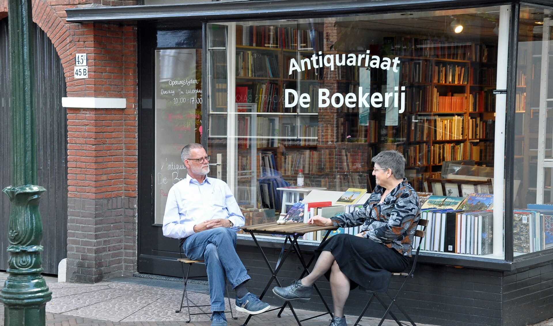 Paul en Jori Gaemers voor hun nieuwe boekwinkel in de Laanstraat.