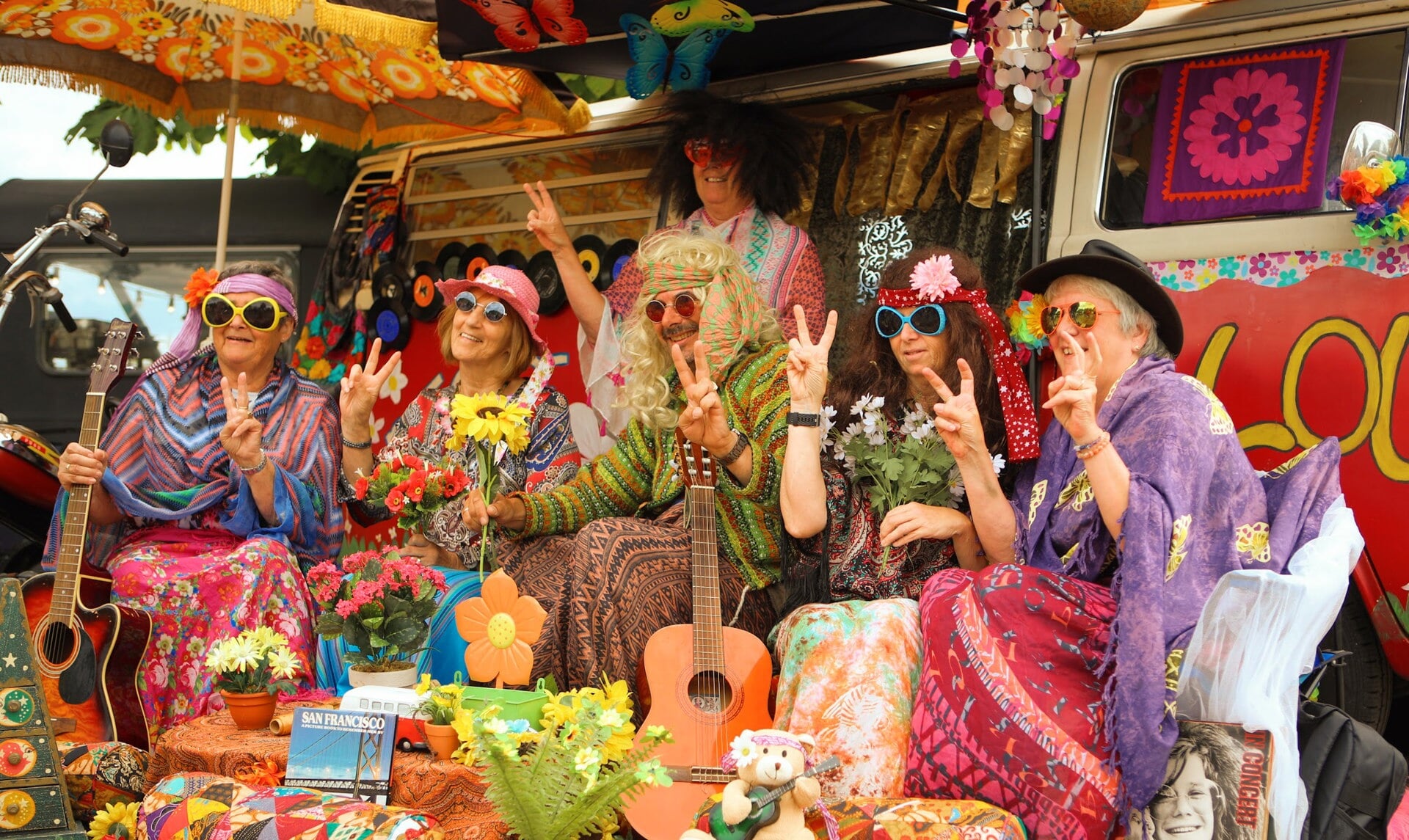 Het busjesveld tijdens het HIppiefesitval