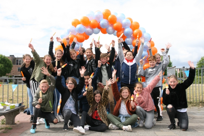 Leerlingen Kindcentrum Holk feestelijk ontvangen met ballonnen en ijs
