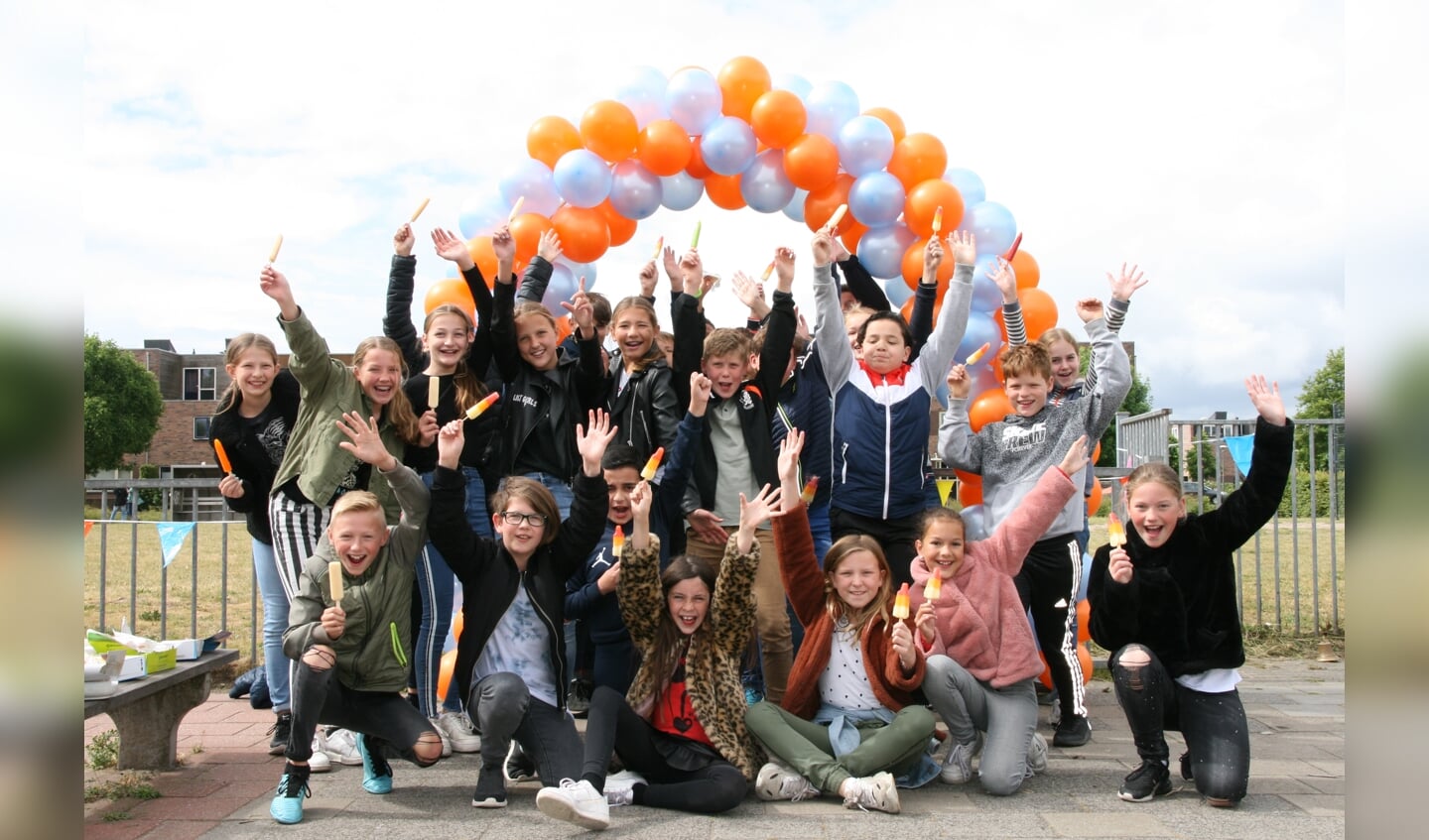 Leerlingen Kindcentrum Holk feestelijk ontvangen met ballonnen en ijs