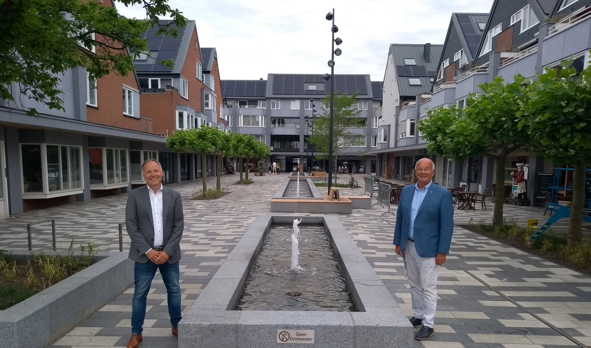 Wethouder Patrick Kiel (links) en voorzitter Gerrit Wildeboer van winkeliersvereniging De Hamershof blikken tevreden terug op de renovatie van het winkelcentrum. 