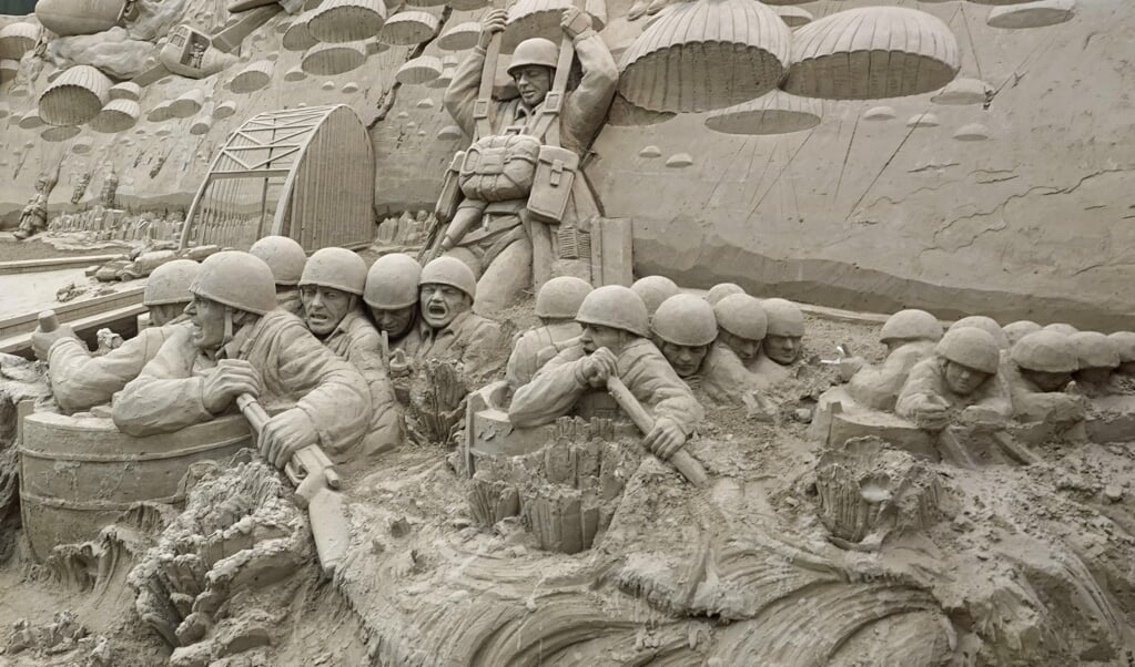 In de tent staat onder meer een zandsculptuur van de Slag om Arnhem.