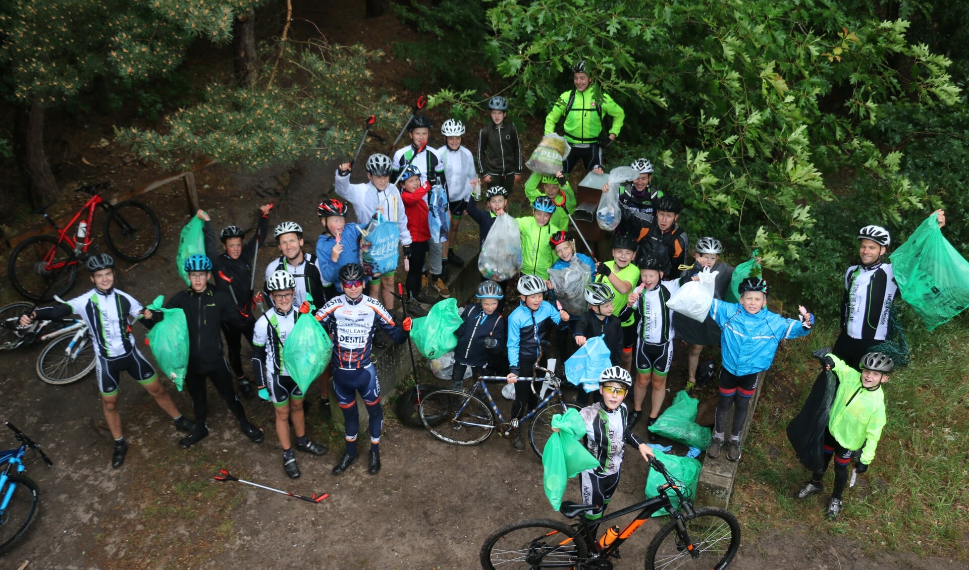 De mountainbikers tonen hun vuile buit, verzameld bovenop De Goudsberg.