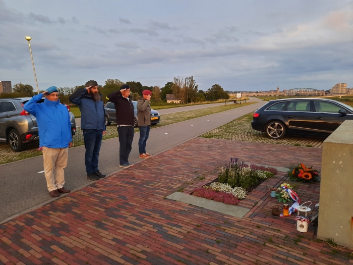 Edese veteranene brengen de eregroet.