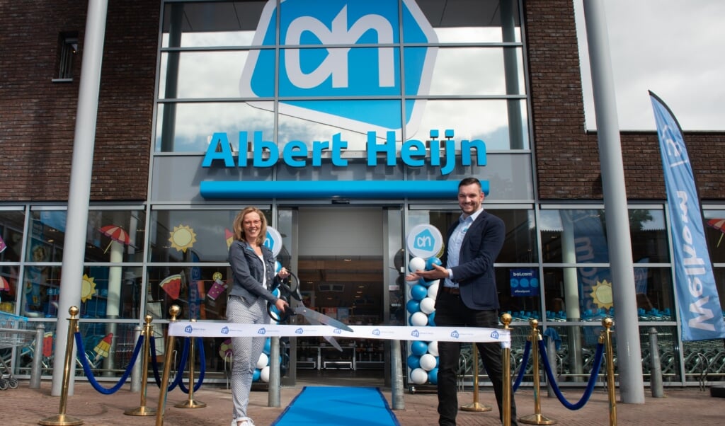 Supermarktmanager Margreet Hordijk en assistent-manager Niels Linders openen de vernieuwde AH Binnenhof Driebergen.