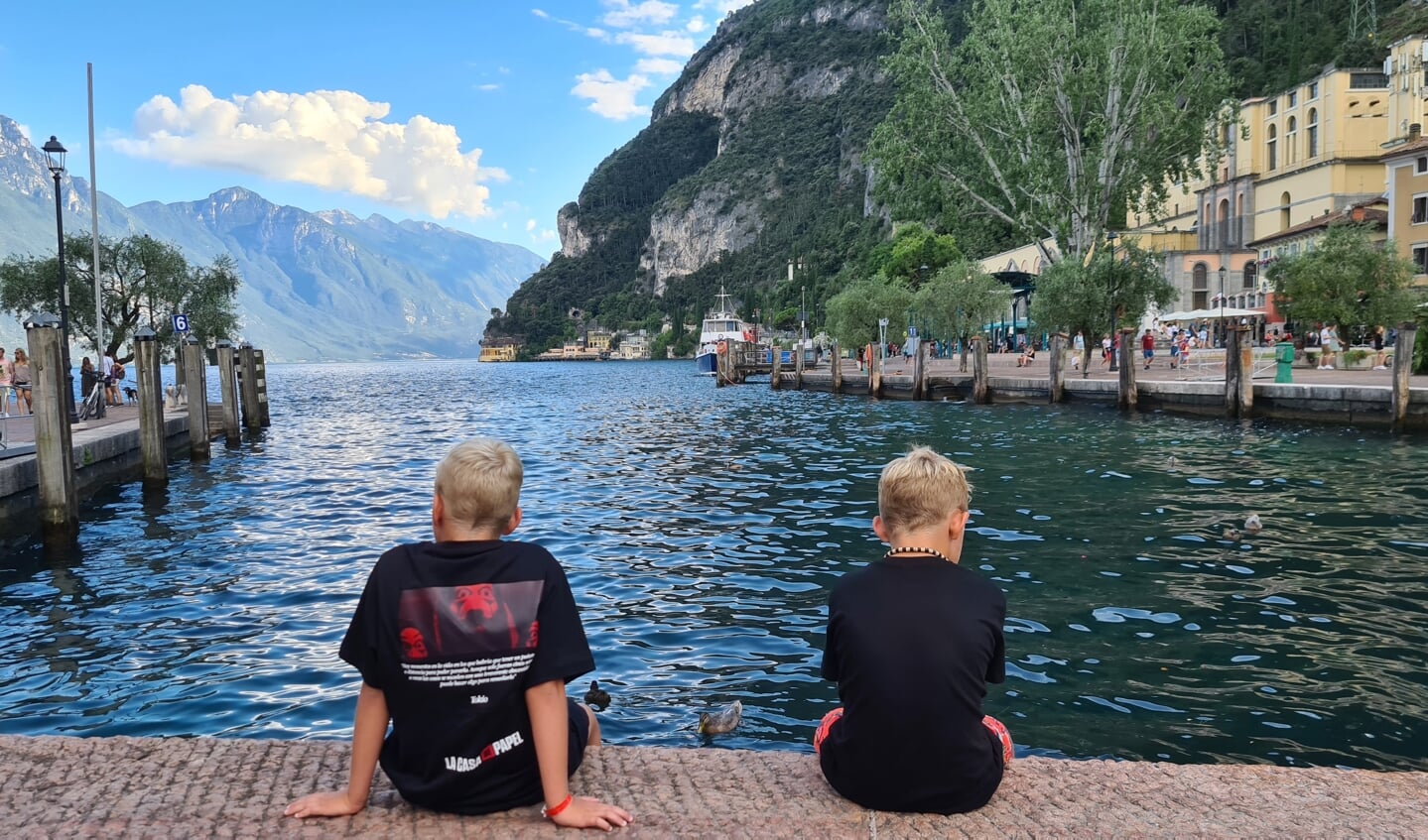 ,,Deze foto is gemaakt in  Riva del Garda Italië. Onze kleinkinderen en het fantastische uitzicht...
