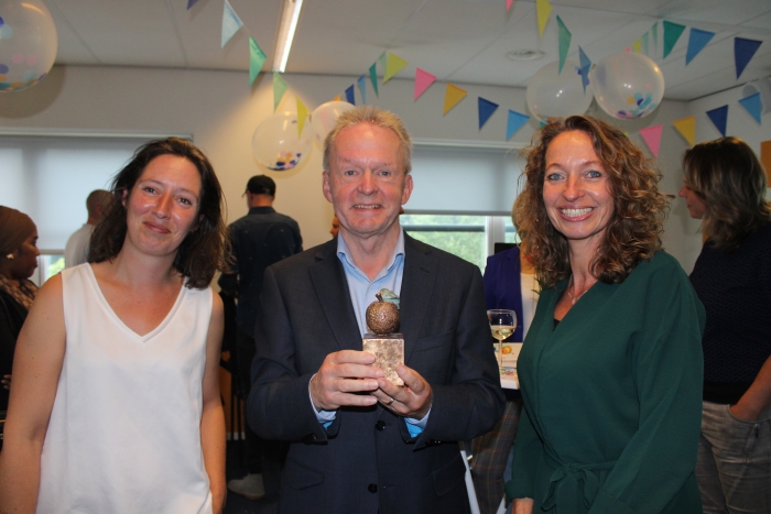 Trotse directeur Roger Caubo geflankeerd door medewerker Marijn Kooiman (l) en teamleider Annet Onnink (r)