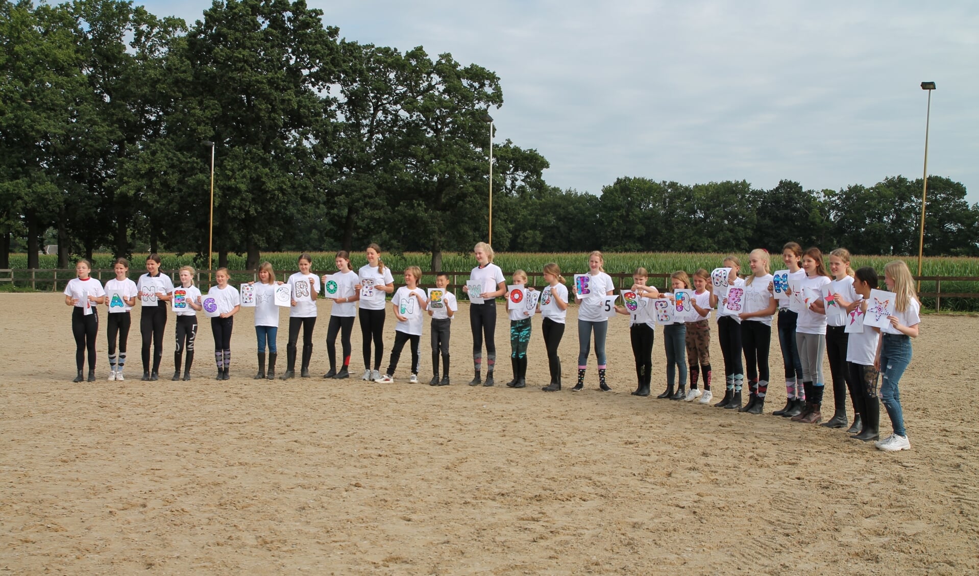 De deelnemers aan het ponykamp met hun 5 sterren t shirt en de letters van manege Groenewoude