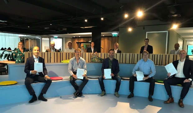 De samenwerkingspartners: vlnr:
Zittend: Tomas van den Berg, directeur De Langen en van den Berg, Batian Nieuwerth, directeur-bestuurder Viveste, Menno Schapendonk, directeur Sustay
Frank Pieper, directeur Sustay
Jeroen Jeukens, directeur Jansen Bouwontwikkeling.
Staand: Amanda Vianen, manager Vastgoed Viveste
Henry Kluin, projectmanager Viveste, Mattthijs Aalders, locatiemanager Viveste Houten
Arnold Nieuwendijk,rojectemanager Sustay, Marco Leenders, projectmanager Jansen Bouwontwikkeling
Marco de Boer, VBTM advocaten
Sander Bos, Coordinator Ontwikkelmanagement Viveste
Kevwe Scott-Emuakpor, projectmanager Sustay