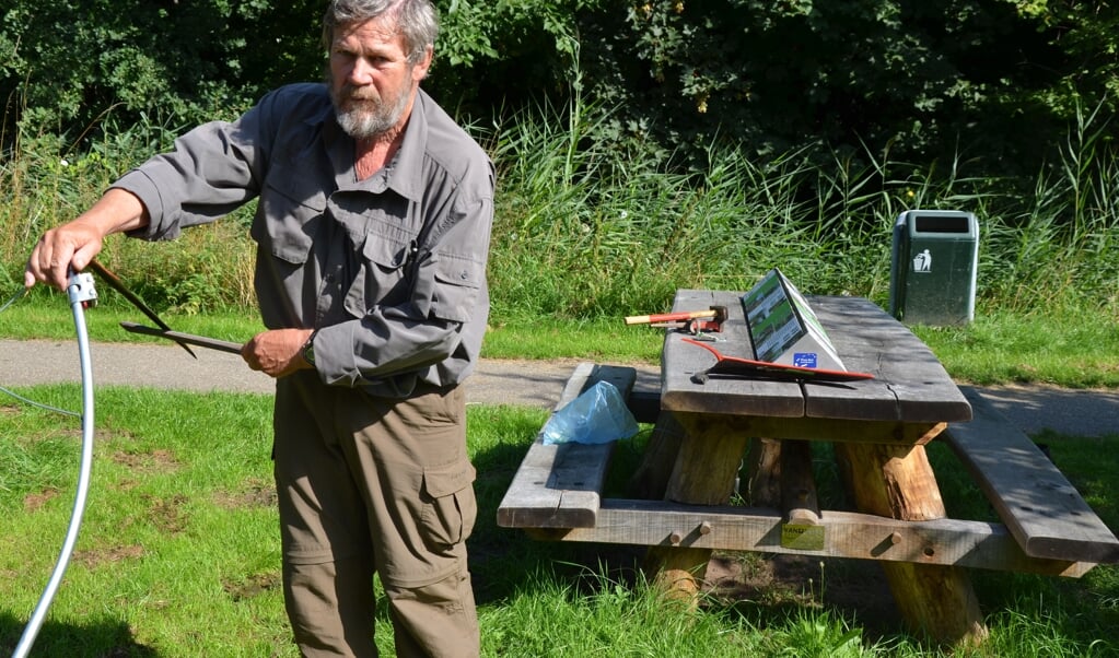 Gerrit Jan van Vaal geeft de cursus 'leren maaien met de zeis'