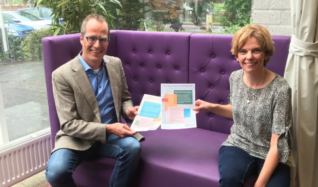 Annemieke Gerrits van Sigma overhandigt de eerste flyer aan wethouder Harke Dijksterhuis.