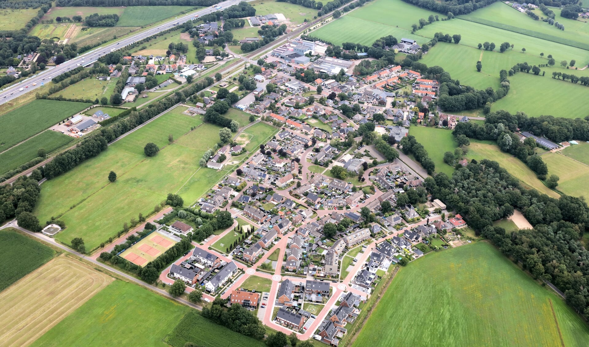 Luchtfoto van Stroe. De nieuwe wijk Wulperveld komt op het terrein aan de linkerkant, tussen het dorp en de spoorlijn.