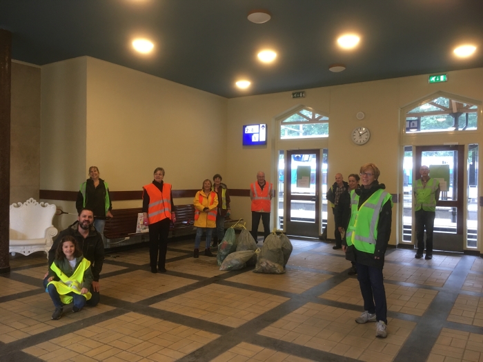 De Bermbrigade schuilt in de stationshal na de geslaagde opruimactie