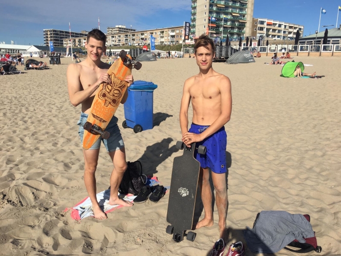 21 juli 2020 Youp en Daan aangekomen op het strand in Zandvoort