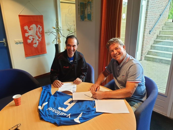 Don la Grand tekent bij SO Soest, onder toeziend oog van voorzitter Ries de Jong (r)