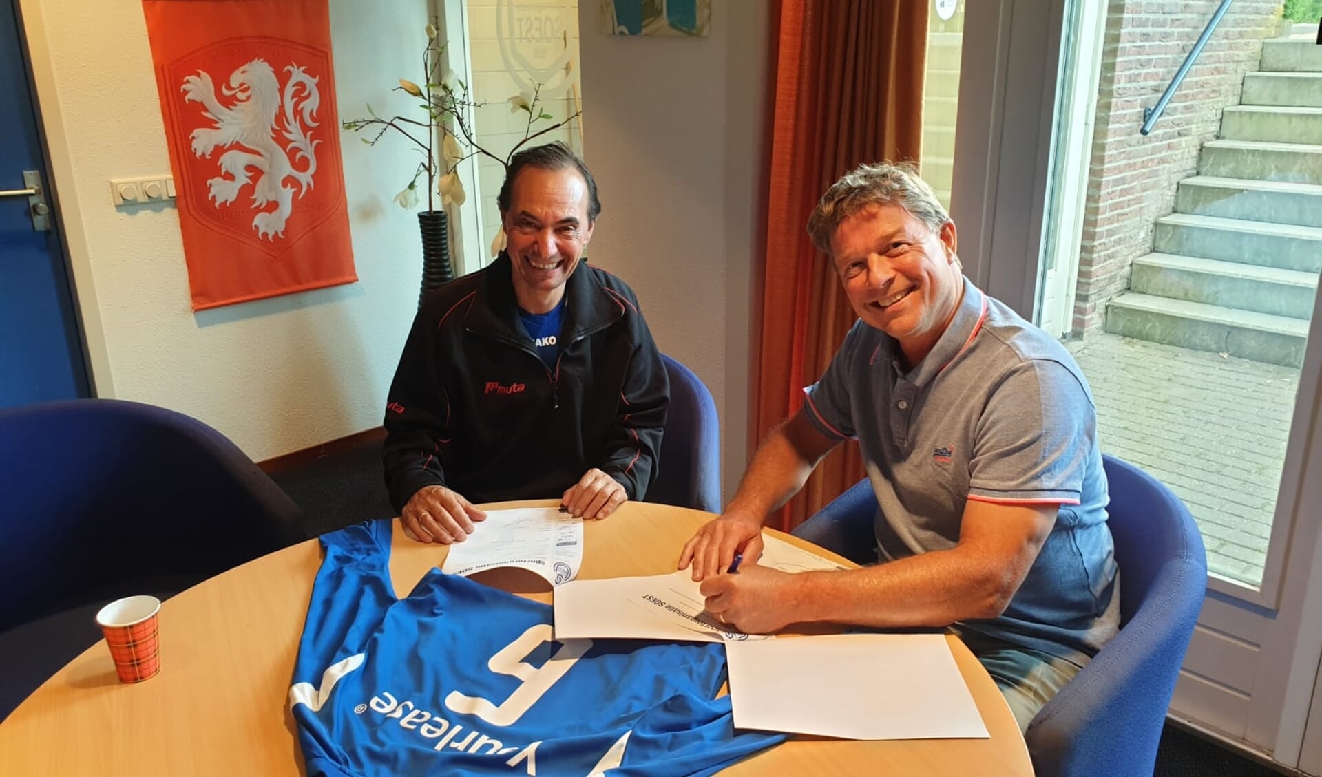 Don la Grand tekent bij SO Soest, onder toeziend oog van voorzitter Ries de Jong (r)