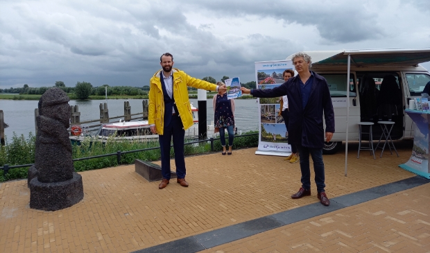 Overhandiging van het bidboek aan wethouder Joost van der Geest.