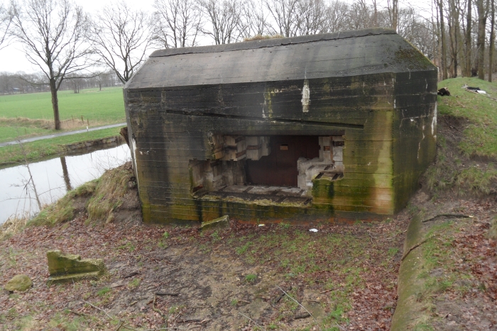 Bunker R703 in liniedijk