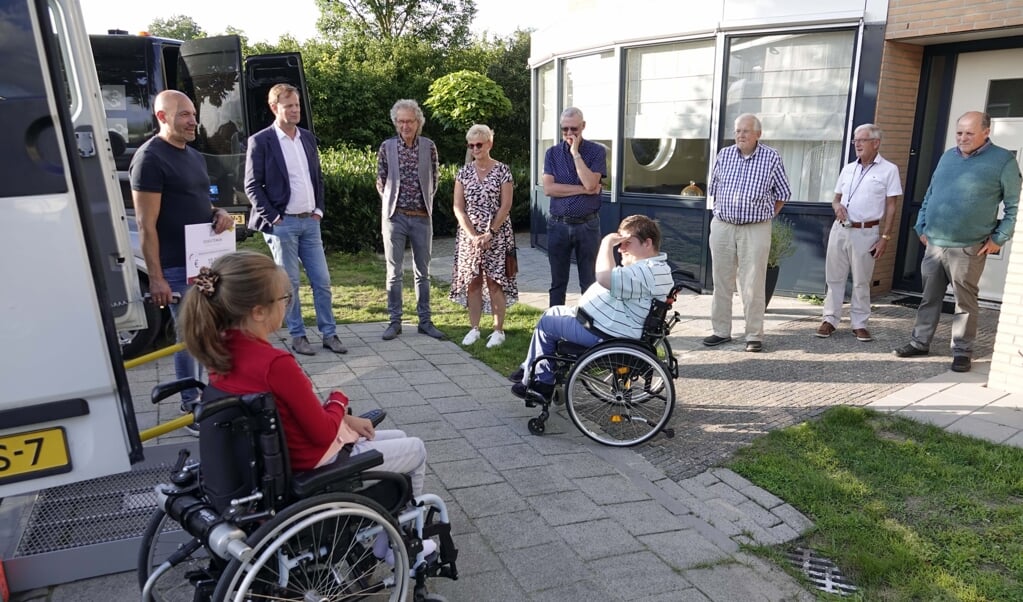 Bewoners Ilse en Maarten van het Gezinshuis Voorthuizen bij de nieuwe rolstoelbus.