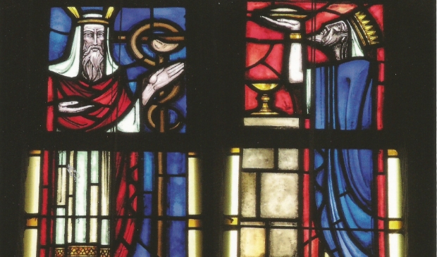 Glas-in-loodramen. Het rechter gezicht is gebrandschilderd en dat is beschadigd.