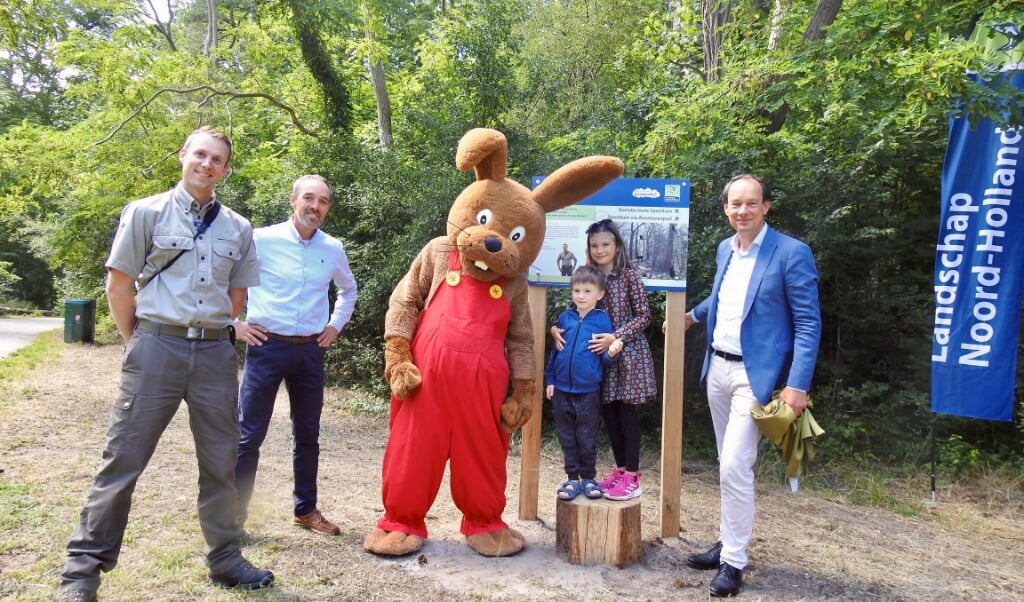 Boswachter Kees Perquin, directeur van de speeltuin Cok Milatz, Bennie Broek, en Ernest Briët (directeur Landschap Noord-Holland)