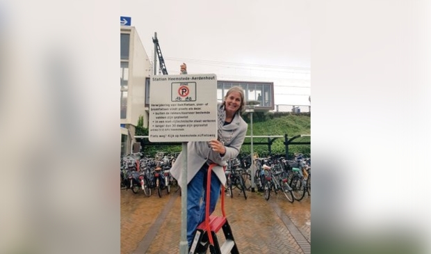 Burgemeester Astrid Nienhuis bij het nieuwe bord.