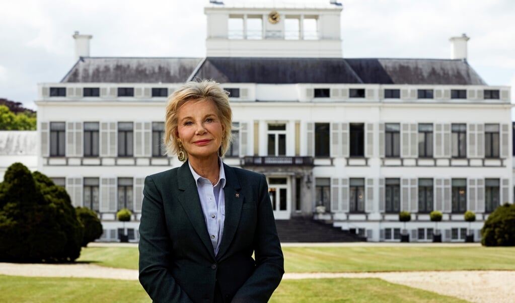 Eigenaresse Maya Meijer Bergmans voor Paleis Soestdijk.  