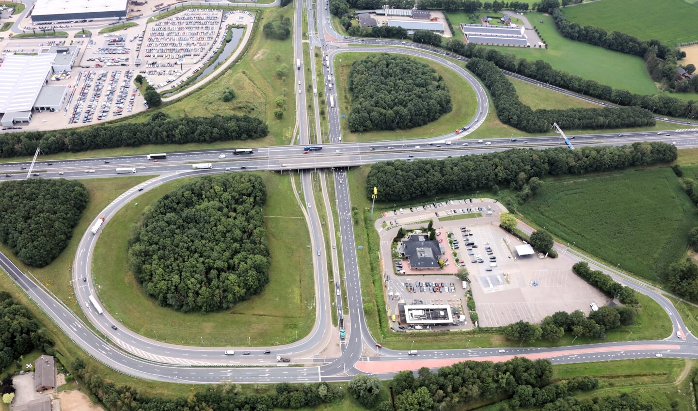 Luchtfoto van knooppunt A1/A30 bij Barneveld.